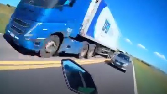 Un motociclista se salvó de ser embestido por un conductor que realizó una maniobra prohibida en plena ruta