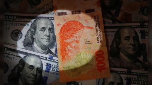 El salario mínimo en dólares cayó casi un 33% por el atraso cambiario