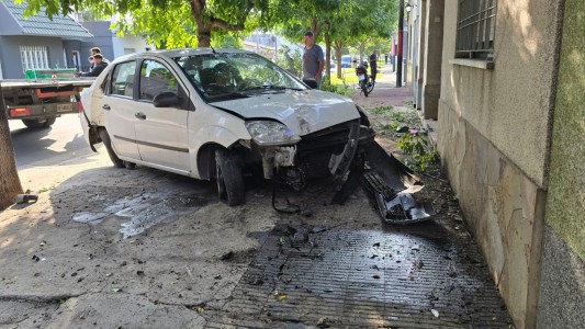Un automovilista perdió el control e impactó contra el frente de una casa