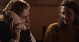 "Oda amarilla": los esfuerzos de una hija cuando la memoria de su madre hace agua