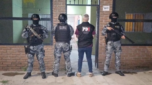 Allanamientos en Villa Gobernador Gálvez: dos jóvenes detenidos con armas de fuego