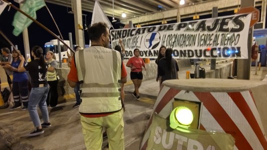 Puente Rosario Victoria: trabajadores de peaje realizan asambleas con barreras levantadas