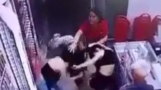 Mujeres, a las trompadas en el supermercado: la cajera quiso separar y también la golpearon
