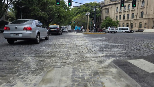 Caos vehicular por derrame de aceite hidráulico
