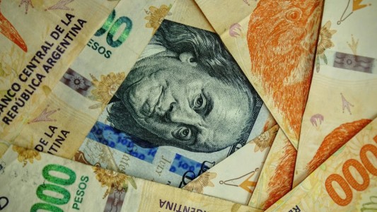 Crece la dolarización y el blue quedó a un paso de los $1.300