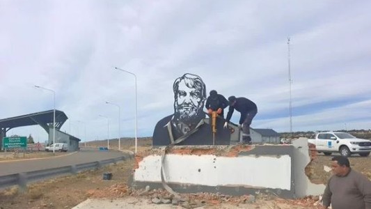 El intendente de Río Gallegos, tras la destrucción del monumento de Osvaldo Bayer: “Es de mucha pobreza intelectual”