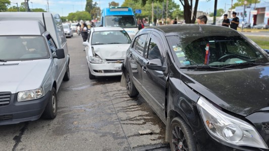 Fuerte choque en cadena: tres vehículos involucrados y un herido