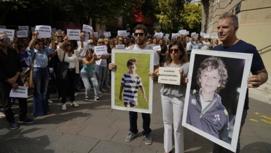 Justicia por Facu: Alejandro Fantino y los papás del nene ahogado marcharon a la sede del Jockey Club de Rosario