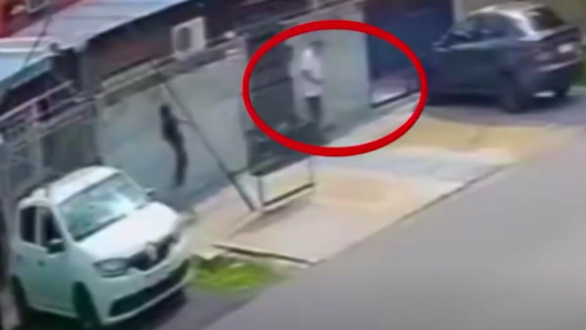 Fue a la casa de su expareja: la apuñaló y también al hijo de 21 años