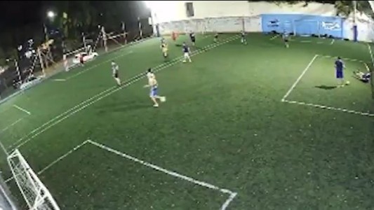 Barras de Vélez atacaron a policías que jugaban un picado