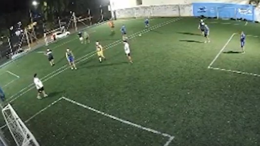 Violento ataque de barras de Vélez a policías que jugaban un partido de fútbol