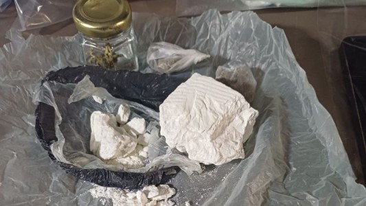 Tres detenidos por venta de drogas en Roldán