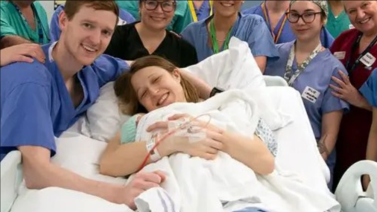 Tuvo un bebé tras someterse a un trasplante de útero, que recibió de su hermana
