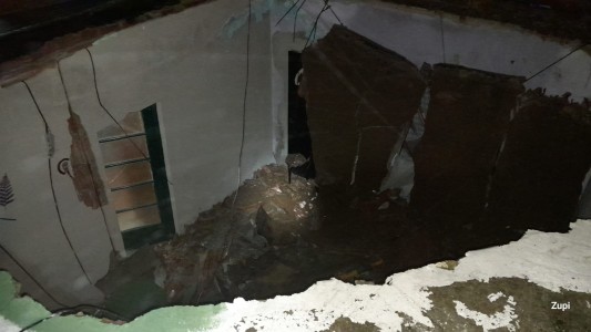 Impactante derrumbe: colapsó el techo de una vivienda
