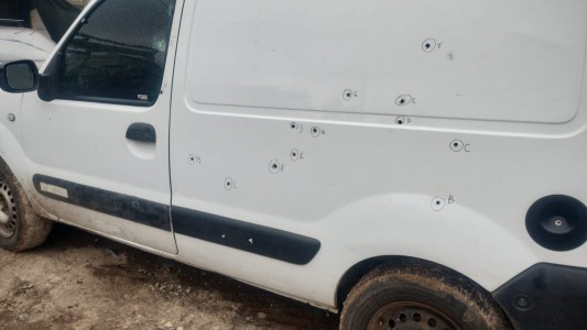 Violenta balacera: dos autos baleados y una nota intimidante