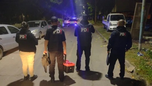 Balearon a un motociclista, perdió el control y chocó contra un poste de luz