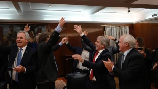 Milei visitó el Ministerio de Economía, festejó y se volvió caminando a la Casa Rosada