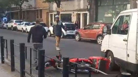Relatos salvajes en pleno centro: atropelló al delivery con el camión