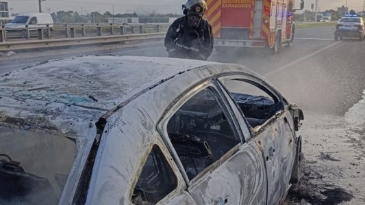 Un auto se incendió en Circunvalación y fue consumido por las llamas