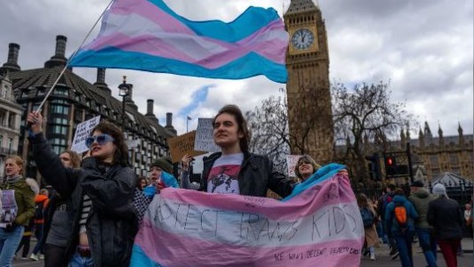 Multitudinaria manifestación en Londres en defensa de los derechos trans tras fallo judicial