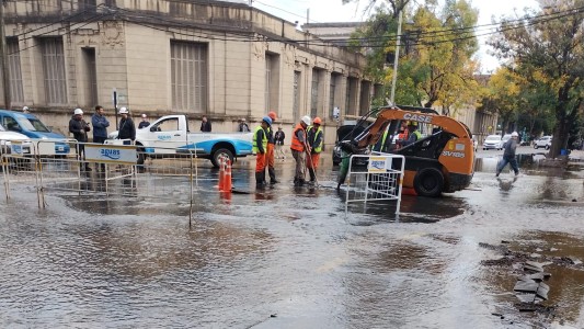 Caños rotos, una esquina inundada y tránsito cortado