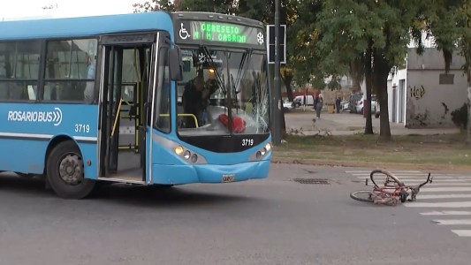 Fuerte siniestro vial entre un colectivo y una bicicleta: hay un herido