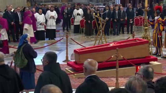 Quién es Geneviève Jeanningros, la monja amiga del papa Francisco que logró romper el estricto protocolo para despedirlo