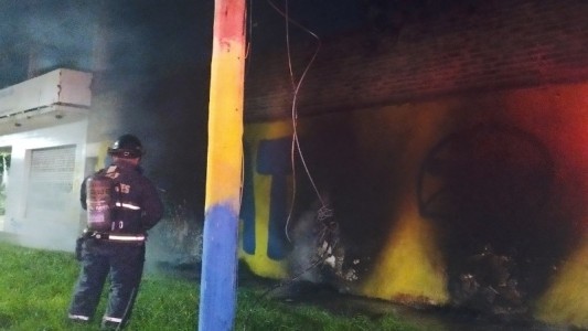Incendiaron neumáticos frente a murales de Rosario Central