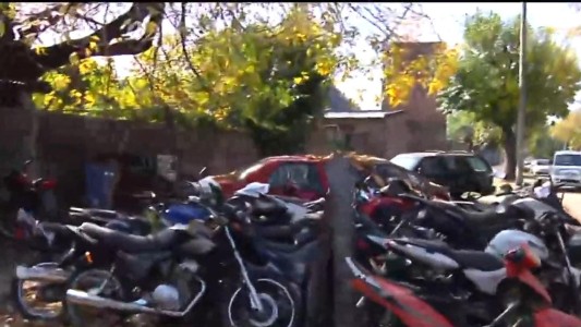 La provincia impulsó un amplio operativo para continuar con el retiro de vehículos en las comisarías de Rosario