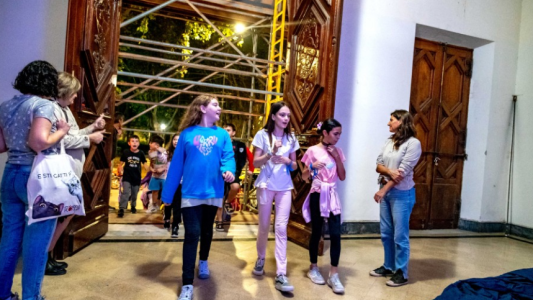 Niños y niñas vivieron una noche mágica con la edición especial de «Aventuras Nocturnas» en el Palacio de los Leones