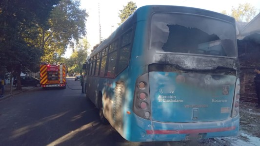 Un colectivo de la línea 129 fue consumido totalmente por las llamas en la zona norte