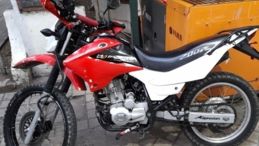 Dos motochorros detenidos tras robar un celular a la salida de un boliche