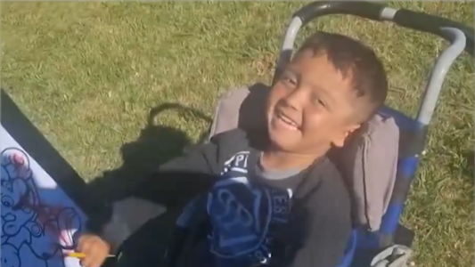 Oriel tiene 5 años, síndrome de West y necesita un bipedestador