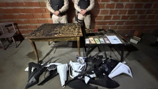 Detuvieron a cinco hombres con droga, armas y motopartes en un procedimiento en barrio Tablada