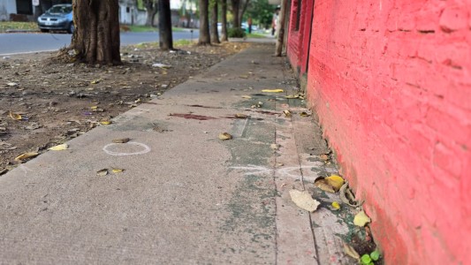 Asesinaron a un joven en la calle: hallaron nueve vainas servidas