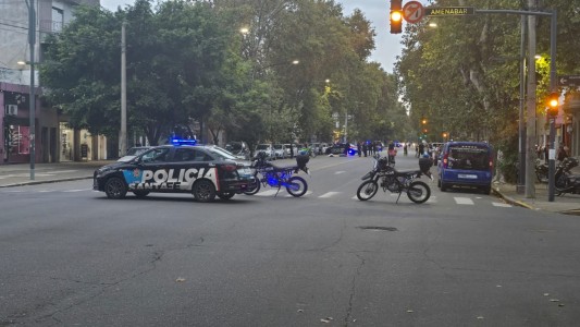 Barrio Hospitales: murió un cuidacoches tras ser embestido por una moto