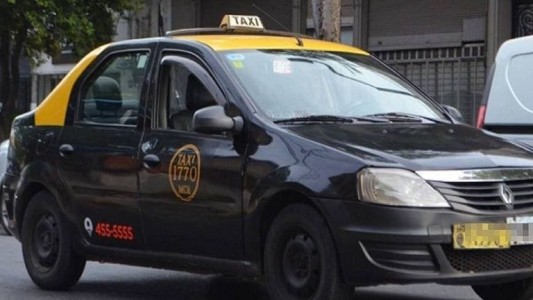 Una pareja intentó robarle a un taxista en el centro y fue detenida