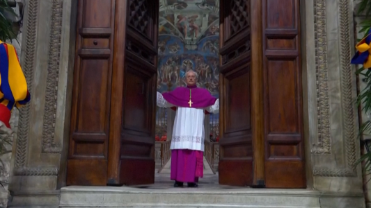 El Vaticano dio inicio al cónclave: así se cerraron las puertas de la Capilla Sixtina