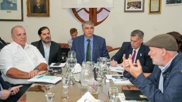 La Provincia propuso un aumento del 8% para estatales y un piso salarial de 75 mil pesos