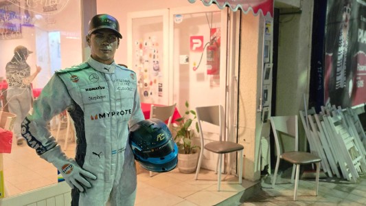 Rosario inmortaliza a Franco Colapinto con la primera estatua del piloto argentino en el mundo