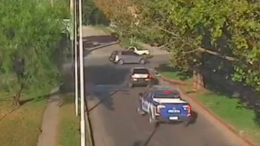 Vecinos agredieron a policías que detuvieron a dos mayores y un menor con una réplica de arma de fuego