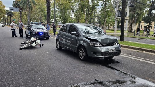 Fuerte choque en cadena entre tres autos y una moto
