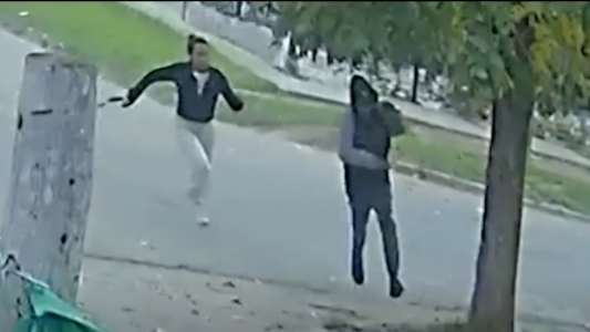 Video: se bajó del auto y salió a correr al ladrón que escapba de su casa