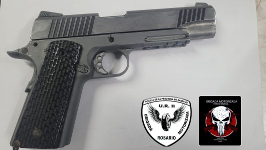 Detuvieron a dos jóvenes con un arma de utilería en el centro