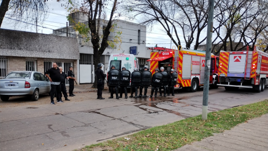 Tensión en la Comisaría 16: atendieron a presos tras prender fuego colchones
