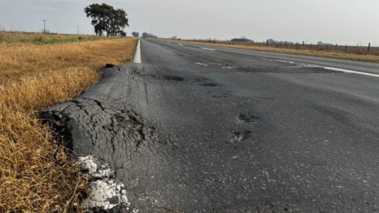 Camión con soja se vuelca en la ruta 33 y genera alarma en medio de vías en mal estado