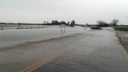 Rutas inundadas dejan varados a pasajeros y escolares