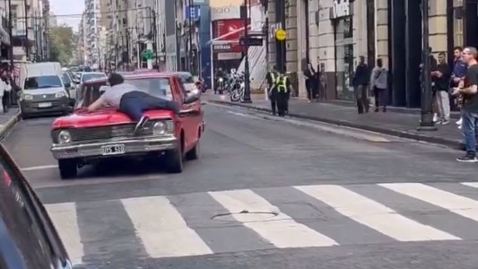 Discusión de tránsito y violencia: el conductor de un auto arrastró a un hombre colgado en el capó