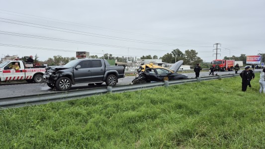 Fatal choque entre un taxi y una camioneta en Circunvalación: un muerto y un herido
