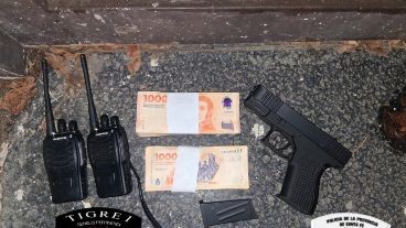 Detuvieron a cinco jóvenes en barrio Las Delicias: llevaban una réplica de arma, handies y más de $150 mil